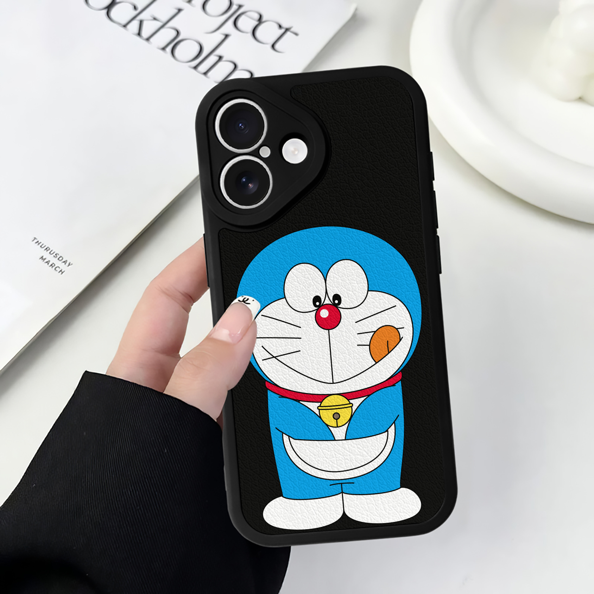 （画像用） ドラえもん Doraemon 【iPhone 16シリーズ対応】シリコンスマホケース（レザー調） 材質：シリコン